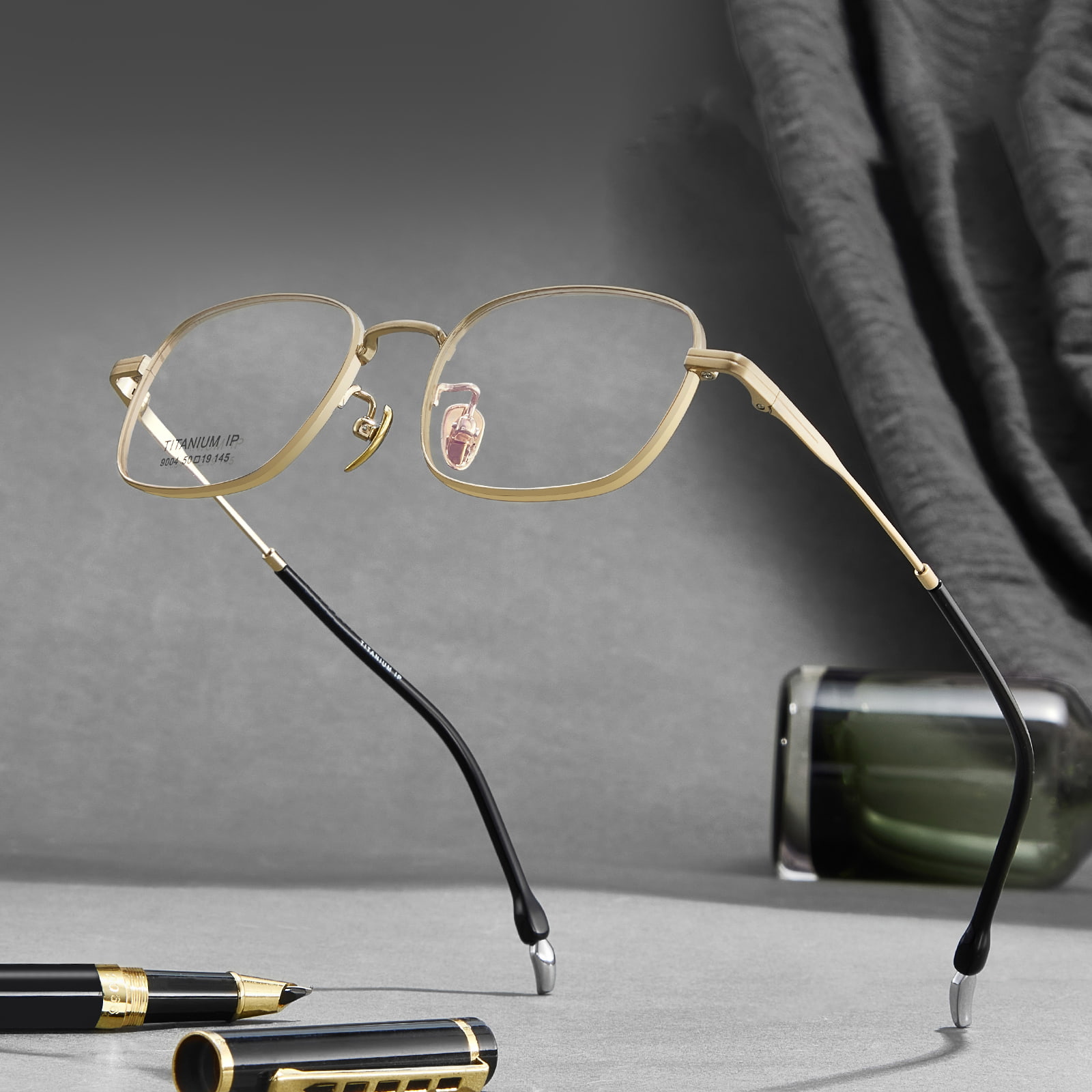9004 Leveäreunaiset liukumattomat Pure Titanium -lasit