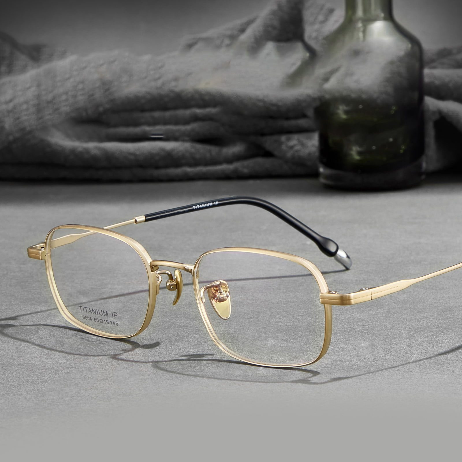 9004 Leveäreunaiset liukumattomat Pure Titanium -lasit